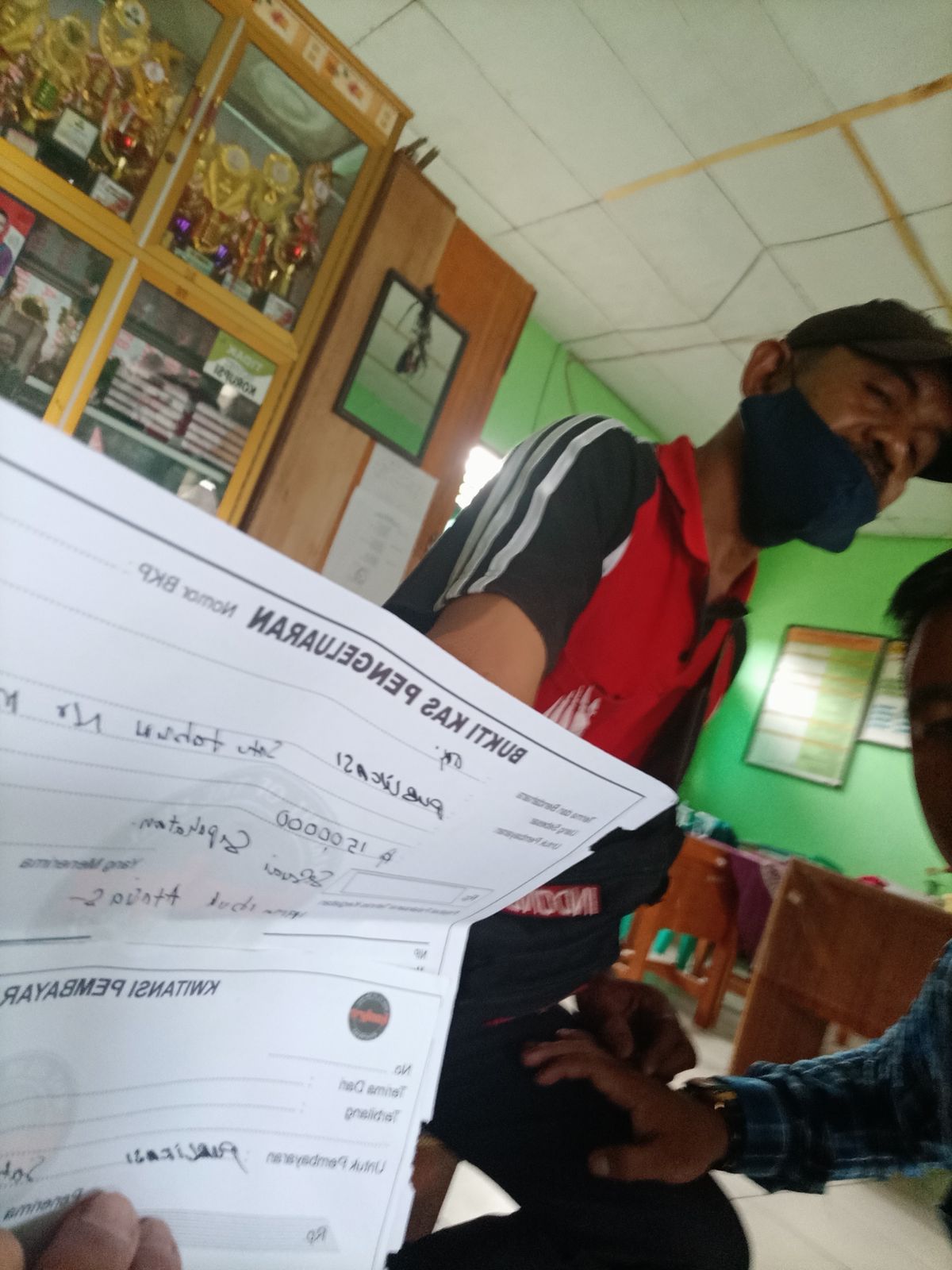 Saat Penyerahan BKP Publikasi Kepada Bendahara Sekolah